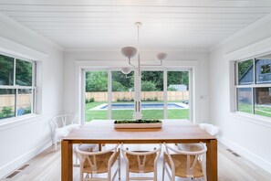 Dining - New 4-bedroom House with Swimming Pool–Just a 10-minute Walk to Town (Edgartown)