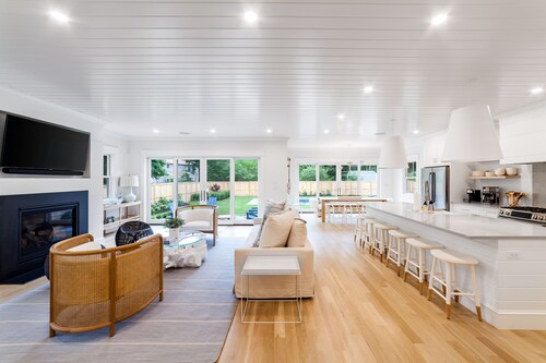 New 4-bedroom House with Swimming Pool–Just a 10-minute Walk to Town