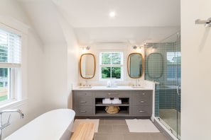 Badewanne, Haartrockner, Handtücher, Seife