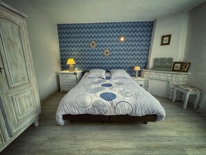 1 chambre, lit parapluie, Wi-Fi gratuit, draps fournis