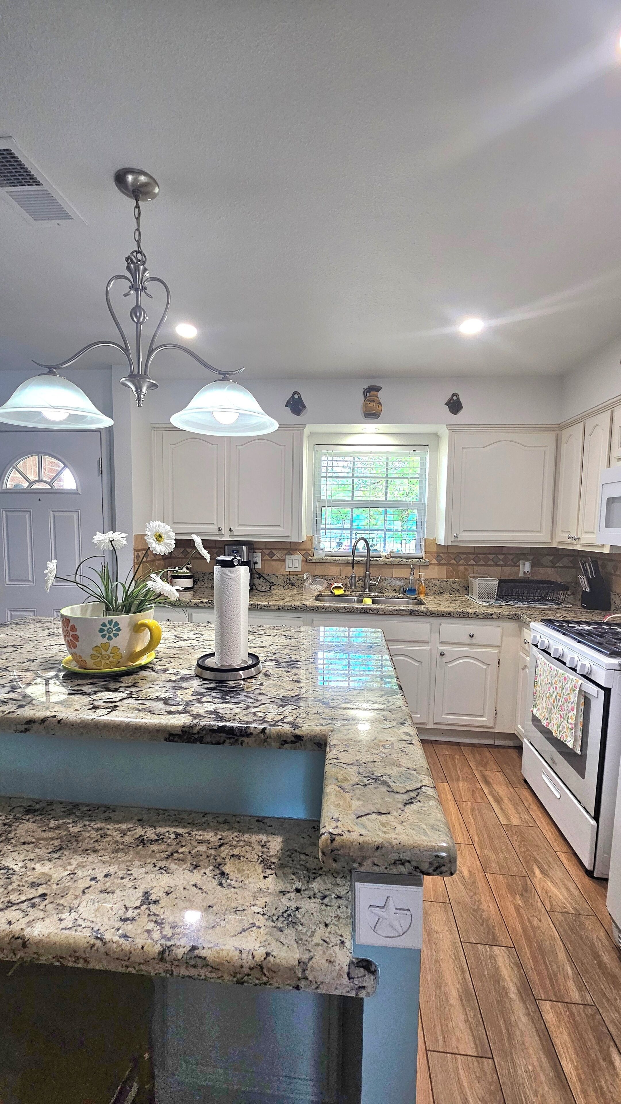 Réfrigérateur, micro-ondes, plaque de cuisson, cafetière/bouilloire