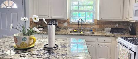 Réfrigérateur, micro-ondes, plaque de cuisson, cafetière/bouilloire