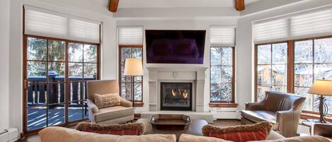 Smart-TV, Kamin, DVD-Player, Bücher