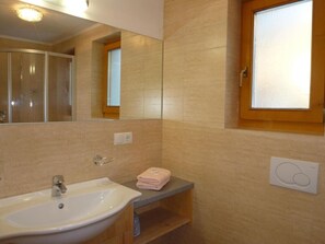 Douche, sĂšche-cheveux, serviettes fournies, savon