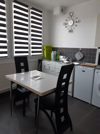 Fridge, microwave, oven, stovetop. Appartement 1° Étage Proche Plage et Commerces