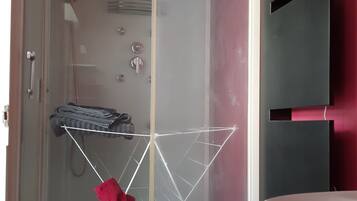 Chuveiro, toalhas de banho, papel higiênico