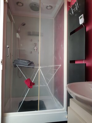 Dusche, Handtücher, Toilettenpapier