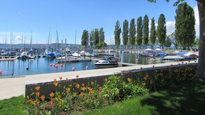 A marina with boats docked, surrounded by greenery and trees. - Small 3-room apartment with large terrace, 150m to the lake (Uhldingen-Mühlhofen)