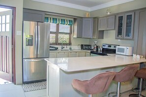 Apartamento família | Área de estar | TV de tela plana