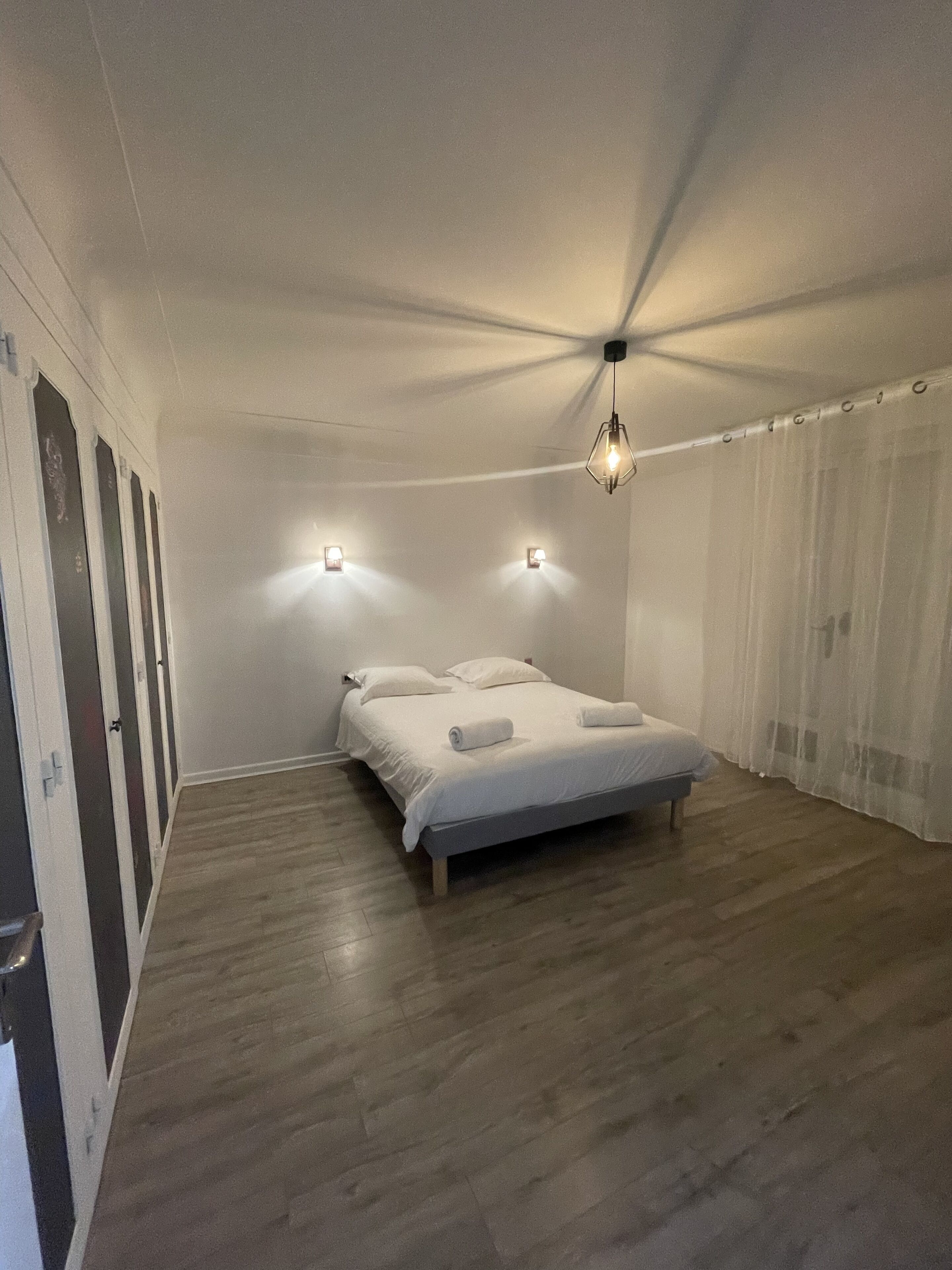 4 室のベッドルーム、WiFi