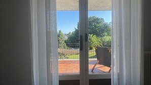 A room with a sliding glass door leading to an outdoor patio. - Superbe Villa Familiale (Tarnos)