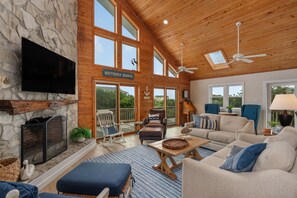 Living area - Large Pool and Hot tub, 3rd house to beach! (Kitty Hawk)