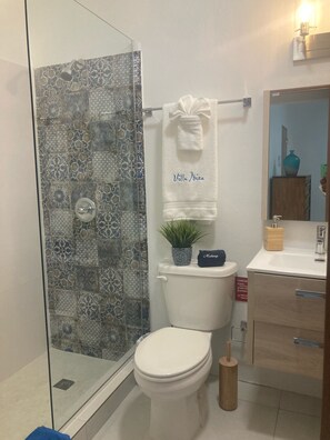 Dusche, Haartrockner, Handtücher, Seife