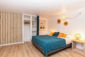 1 chambre, bureau, fer et planche à repasser, lit parapluie