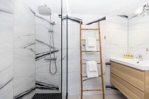 Dusche, Haartrockner, Handtücher, Seife