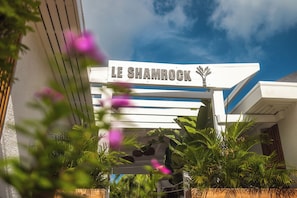 تفاصيل الفندق من الخارج