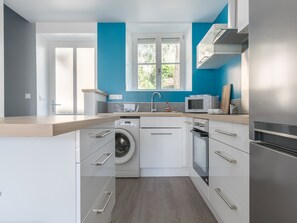 Réfrigérateur, four à micro-ondes, un four, surface de cuisson