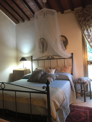 1 bedroom, iron/ironing board, travel cot, free WiFi - Between Lucca and Florence in a medieval castle in Tuscany (Lanciole)
