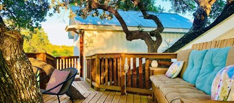 The GOODNIGHT: Sweet Treehouse suite with kitchenette in the Texas Hill Country