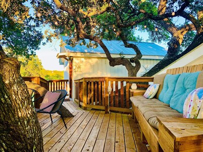The GOODNIGHT: Sweet Treehouse suite with kitchenette in the Texas Hill Country