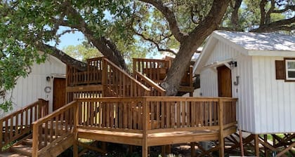 The GOODNIGHT: Sweet Treehouse suite with kitchenette in the Texas Hill Country