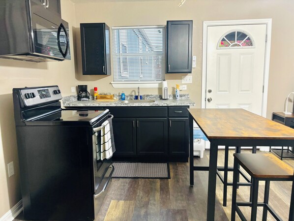 Køleskab, mikrobølgeovn, ovn, kogeplade