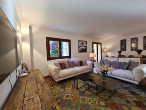 Televisor intel·ligent i taula de tennis de taula 