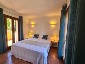 4 dormitoris, caixa forta a l'habitació i planxa i posts de planxar 