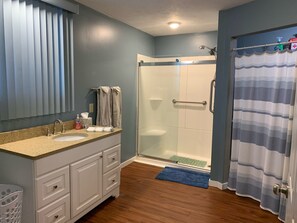 Shower, hair dryer, towels, soap - Perfect location for a Pictured Rocks adventure. Snowmobiles & trailers welcome. (Munising)