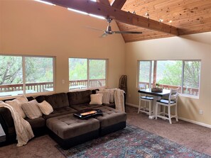 Smart TV, fireplace, DVD player, books - Spacious and Bright Cabin between Payson & Pine, at the base of the Mogollon Rim (Payson)