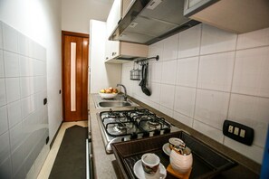 Réfrigérateur, four, lave-vaisselle, cafetière/bouilloire