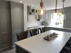 Dining - Ashburn, holiday home close to the beach (Seaview)