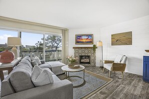 Smart TV y chimenea 