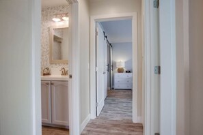 Badekar, hårtørrer, håndklæder