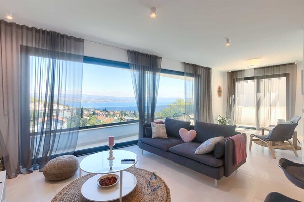 Smart-tv, dvd-spelare och böcker