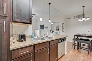 Fridge, microwave, oven, stovetop - The Farmhouse Inn Sum (Baytown)