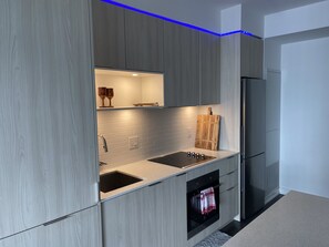 Refrigerador, microondas, horno y parrilla de estufa 