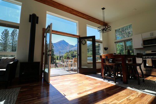 Addy Acres- Near hiking, snowshoeing, sled rides & Sleeping Lady Resort