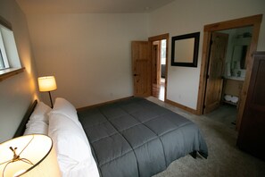 2 bedrooms, desk, iron/ironing board, travel cot - Addy Acres- Near hiking, snowshoeing, sled rides & Sleeping Lady Resort (Leavenworth)