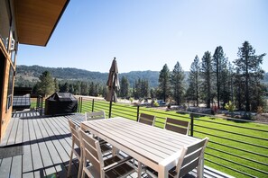 Outdoor dining - Addy Acres- Near hiking, snowshoeing, sled rides & Sleeping Lady Resort (Leavenworth)