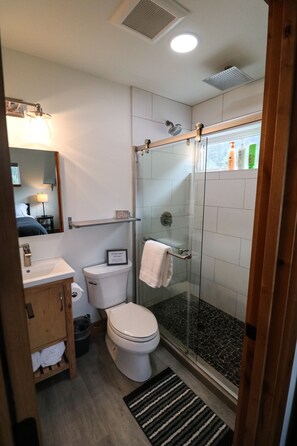 Ducha y bañera combinadas, secador de pelo, toallas y jabón