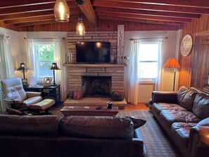 Smart TV, fireplace, books, stereo - Guntersville Waterfront Cabin - Panoramic View - Large Dock (Guntersville)