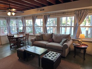 Smart TV, fireplace, books, stereo - Guntersville Waterfront Cabin - Panoramic View - Large Dock (Guntersville)