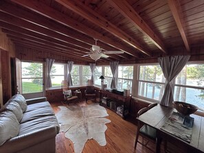 Smart-TV, Kamin, Bücher, Stereoanlage