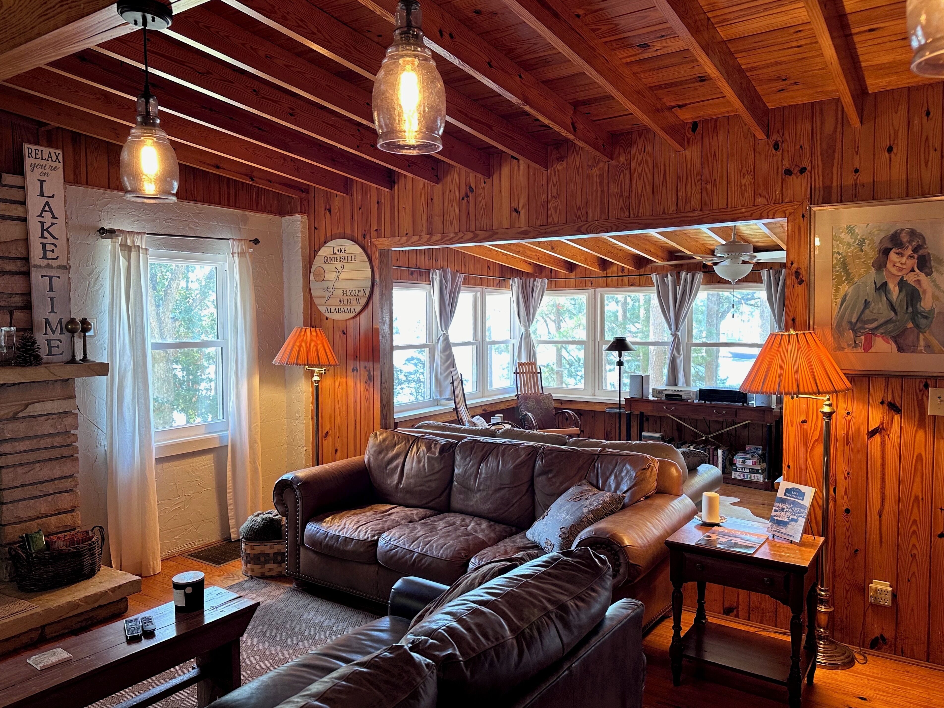 TV connectée, cheminée, livres, chaîne hi-fi