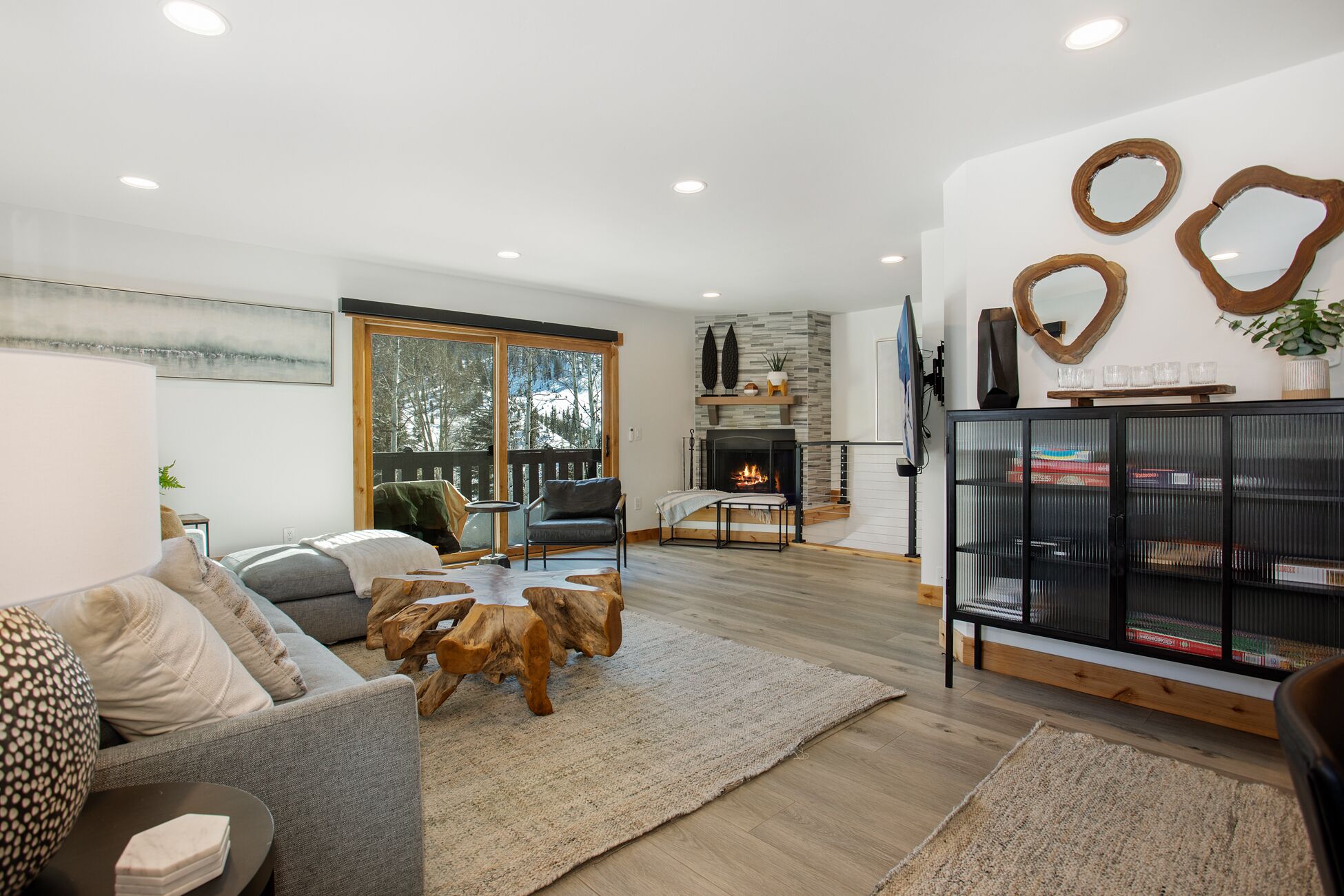 Smart TV, fireplace, stereo