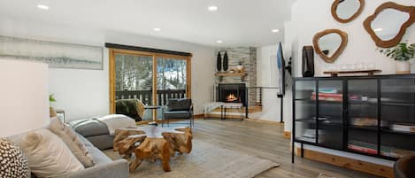 Smart TV, fireplace, stereo