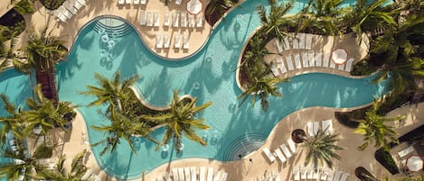 Außenpool, Sonnenschirme, Liegestühle