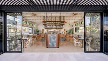 10 間餐廳;供應早餐、午餐、晚餐;意大利菜