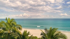 Private beach nearby, white sand, free beach shuttle, beach cabanas - Bungalows at The Boca Raton (Boca Raton)
